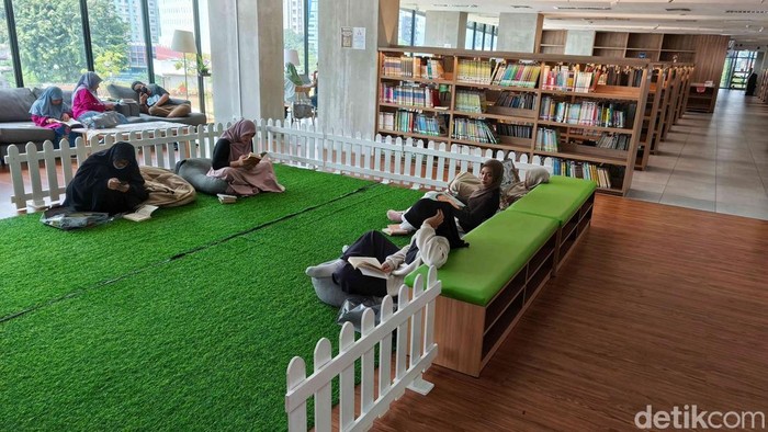 TIM Jadi Perpustakaan Pertama yang Buka Sampai Malam Sejumlah pengunjung terlihat membaca dan memilih buku di Perpustakaan Jakarta dan Pusat Dokumentasi Sastra HB Jassin, Taman Ismail Marzuki (TIM), Jakarta, Selasa (6/5/2025). Suasana belajar tampak tetap hidup meski waktu sudah memasuki malam hari.