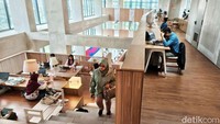 Sejumlah pengunjung terlihat membaca dan memilih buku di Perpustakaan Jakarta dan Pusat Dokumentasi Sastra HB Jassin, Taman Ismail Marzuki (TIM), Jakarta, Selasa (6/5/2025). Suasana belajar tampak tetap hidup meski waktu sudah memasuki malam hari.  