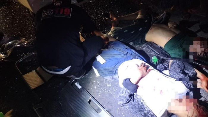 Tim medis PCC Pamekasan tengah memberikan pertolongan pertama kepada korban dan membawanya ke rumah sakit