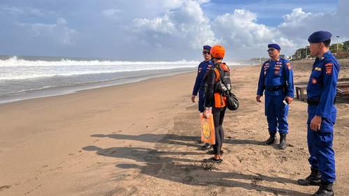Tim SAR gabungan melakukan operasi pencarian terhadap WN Yordania yang hilang terseret arus di Pantai Batu Belig, Kerobokan, Kuta Utara, Badung, Bali, Selasa (6/5/2025). (Foto: Dok. Istimewa)
