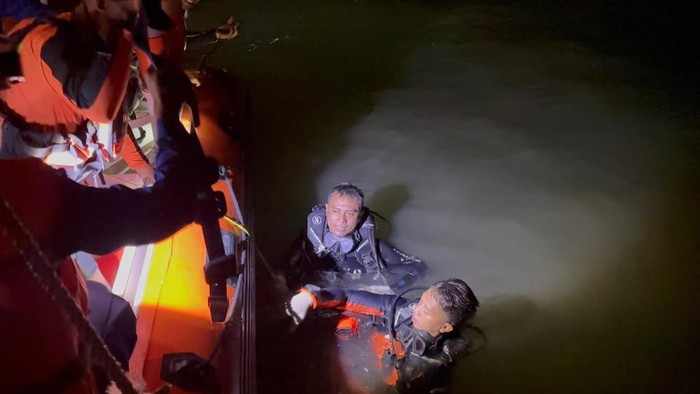 Tim SAR lakukan pencarian 2 ABK Ferry Mukhlisa yang tenggelam di Teluk Balikpapan.