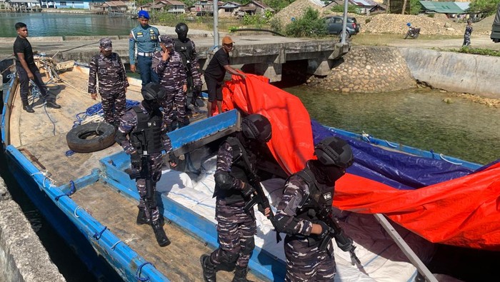 TNI AL menggagalkan penyelundupan ballpres ilegal di Pelabuhan Kumaligon, Kabupaten Buol.