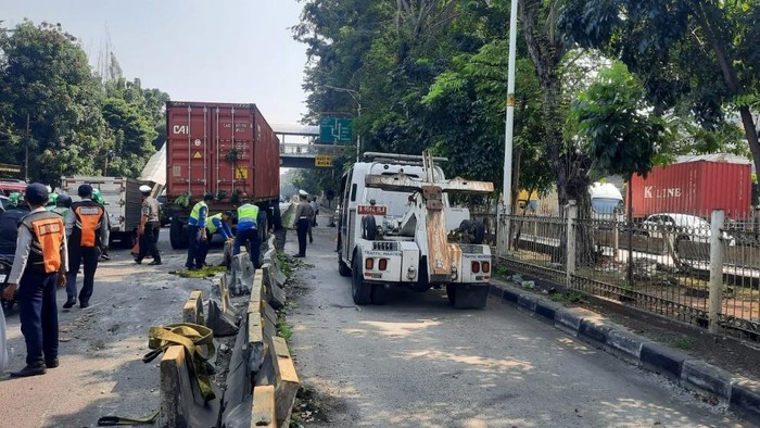 Truk Hantam Separator Busway