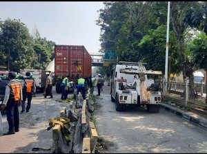 Truk Kontainer Pecah Ban Berujung Hantam Separator Busway di Jakbar