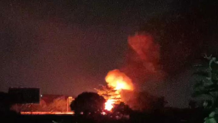 Truk Kostrad muat amunisi yang terbakar dan meledak di Tol Gempol, Pasuruan.