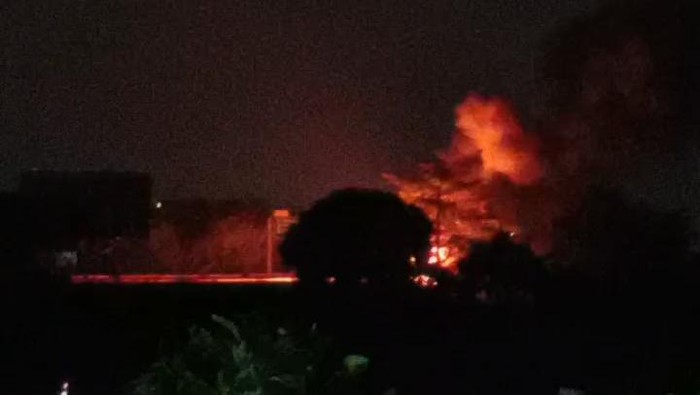 Truk Kostrad muat amunisi yang terbakar dan meledak di Tol Gempol, Pasuruan.