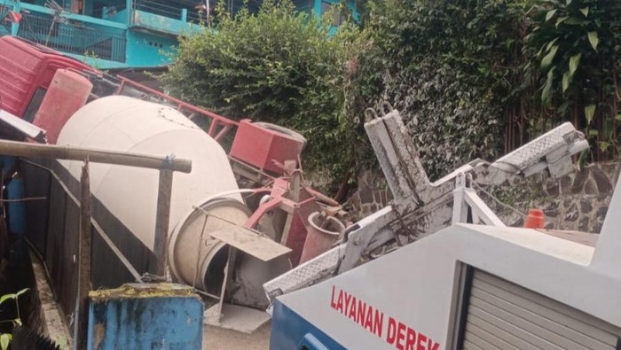 Truk melon terguling timpa rumah warga di Bogor