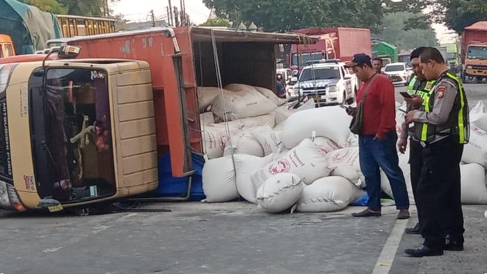 Truk muat tepung terguling di Pasuruan