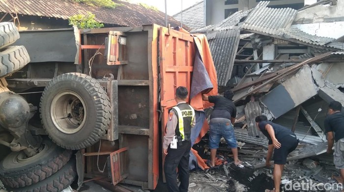 Truk tabrak dua rumah di Sidoarjo