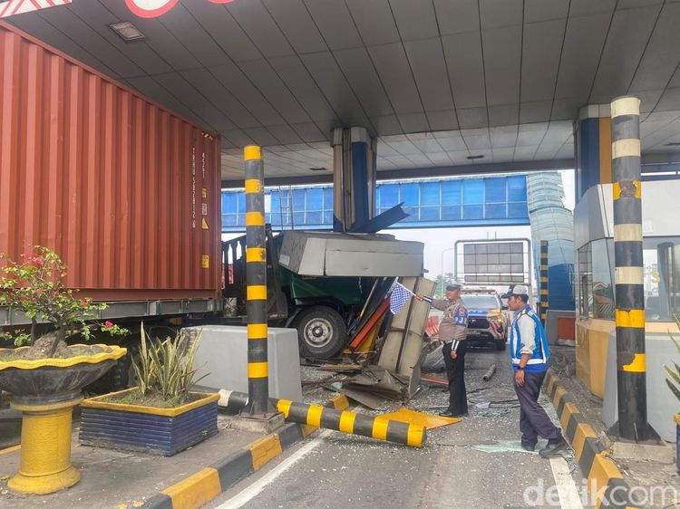 Truk Trailer Ringsek Tabrak Gardu Tol Waru