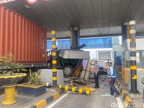 Truk Trailer Ringsek Tabrak Gardu Tol Waru