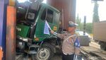 Truk Trailer Ringsek Tabrak Gardu Tol Waru