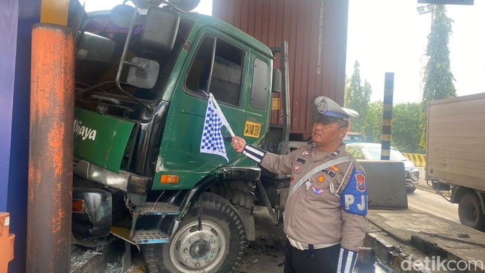 Truk Trailer Hantam Gardu Tol Waru