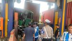 Truk Trailer Ringsek Tabrak Gardu Tol Waru