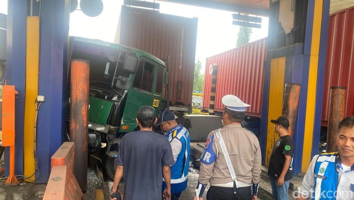 Truk Trailer Hantam Gardu Tol Waru