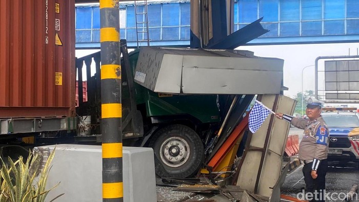Truk Trailer Hantam Gardu Tol Waru Truk Trailer Hantam Gardu Tol Waru