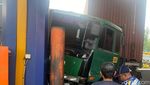 Truk Trailer Ringsek Tabrak Gardu Tol Waru