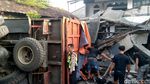 Dua Rumah Ringsek Ditabrak Truk di Sidoarjo