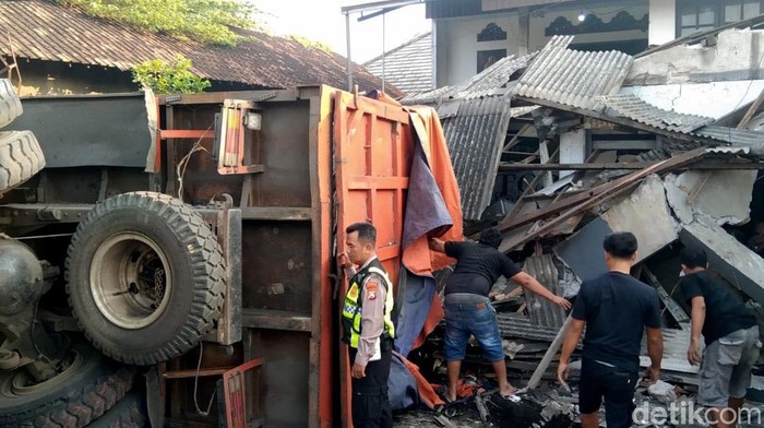Truk tronton tabrak dua rumah di sidoarjo