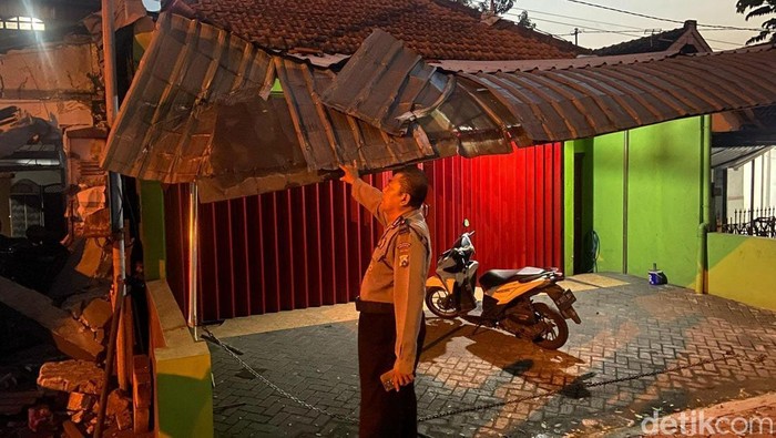 Truk tronton tabrak dua rumah di sidoarjo Truk tronton tabrak dua rumah di sidoarjo