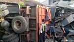 Dua Rumah Ringsek Ditabrak Truk di Sidoarjo