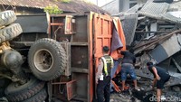 Kendaraan besar tersebut tiba-tiba oleng dan menabrak dua rumah warga. Diduga, pengemudinya mengantuk.