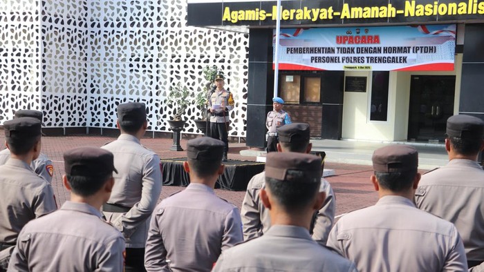 Upacara PTDH secara in absentia atau tanpa dihadiri anggota Polres Trenggalek terbukti mengalami disorientasi seksual.