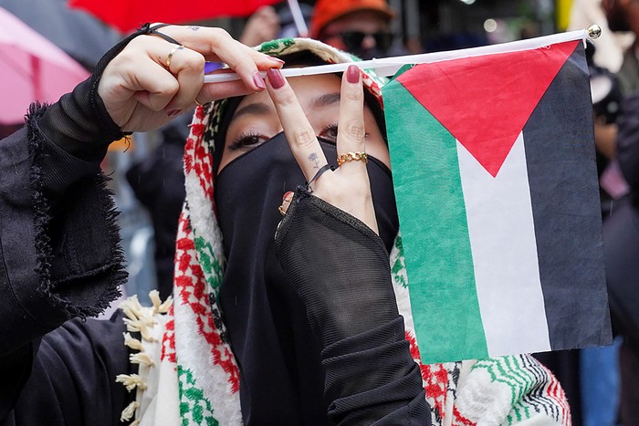 Demonstran pro-Palestina berunjuk rasa di dekat Met Gala, acara gala penggalangan dana tahunan yang diadakan untuk kepentingan Institut Kostum Museum Seni Metropolitan, di New York City, AS, 5 Mei 2025. REUTERS/Ryan Murphy