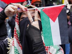 Video: Demo Pro-Palestina Warnai Gelaran Met Gala 2025