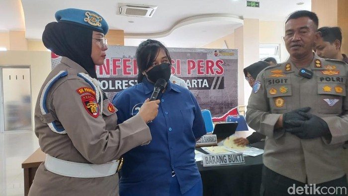 VY (40) tersangka penipuan dengan korban suami sirinya sendiri saat konferensi pers di Mapolresta Solo, Selasa (6/5/2025).