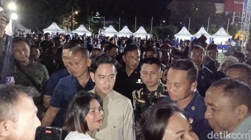 Wapres Gibran Rakabuming Raka saat pose bersama masyarakat NTT dalam festival dan seni Budaya di halaman Kantor Gubernur NTT, Selasa (6/5/2025). (Simon Selly/detikBali)