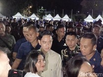 Gibran Tak Beri Sambutan Saat di Kupang, Cuma Layani Swafoto Bareng Warga