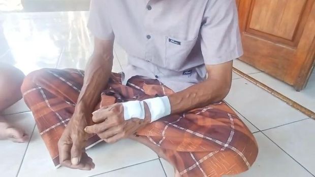 Warga korban material ledakan truk di Tol Gempol, Pasuruan.