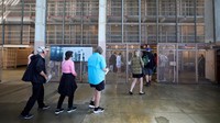 Setiap tahunnya, lebih dari satu juta wisatawan dari berbagai negara datang ke Alcatraz. Mereka datang untuk merasakan langsung suasana penjara legendaris, serta melihat pemandangan kota San Francisco dari pulau tersebut. Alcatraz pun menjadi ikon wisata sejarah yang unik dan penuh cerita.