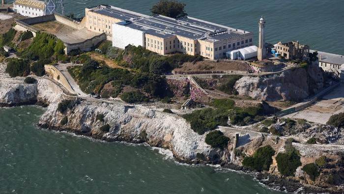 Wisata Alcatraz Bakal Hilang? Trump Mau Buka Lagi Penjara Seram Ini! A view from a helicopter of Alcatraz Prison, a National Parks site located on Alcatraz Island in San Francisco Bay in San Francisco, California, U.S. May 5, 2025. REUTERS/Fred Greaves