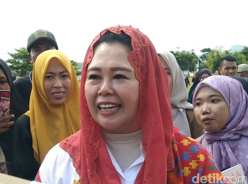 Yenny Wahid, saat diwawancarai seusai menghadiri acara Festival Kampo Mahawo (kampung damai) di kantor Bupati Bima, NTB, Selasa, (6/5/2025). (Dok. Rafiin/detikBali)