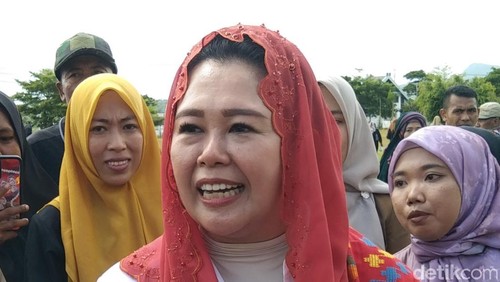 Yenny Wahid, saat diwawancarai seusai menghadiri acara Festival Kampo Mahawo (kampung damai) di kantor Bupati Bima, NTB, Selasa, (6/5/2025). (Dok. Rafiin/detikBali)