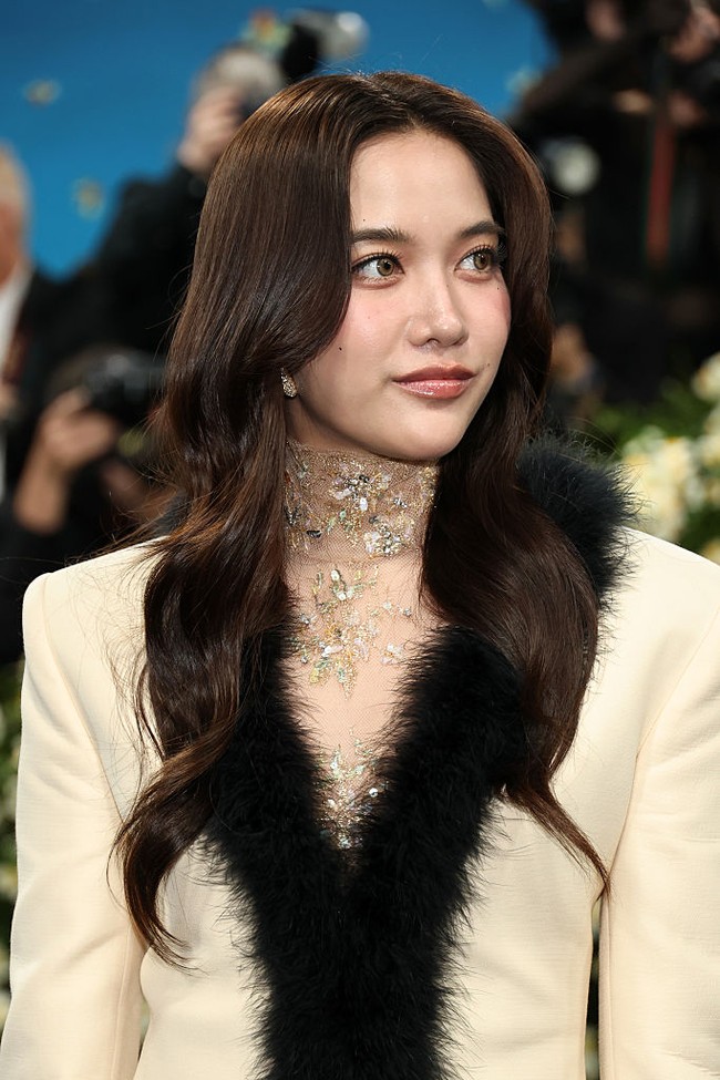 Penampilannya semakin cantik dengan aksesori dari lini Valentino Garavani yang menambah kesan mewah. Foto: Getty Images/Jamie McCarthy