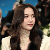 Penampilannya semakin cantik dengan aksesori dari lini Valentino Garavani yang menambah kesan mewah. Foto: Getty Images/Jamie McCarthy