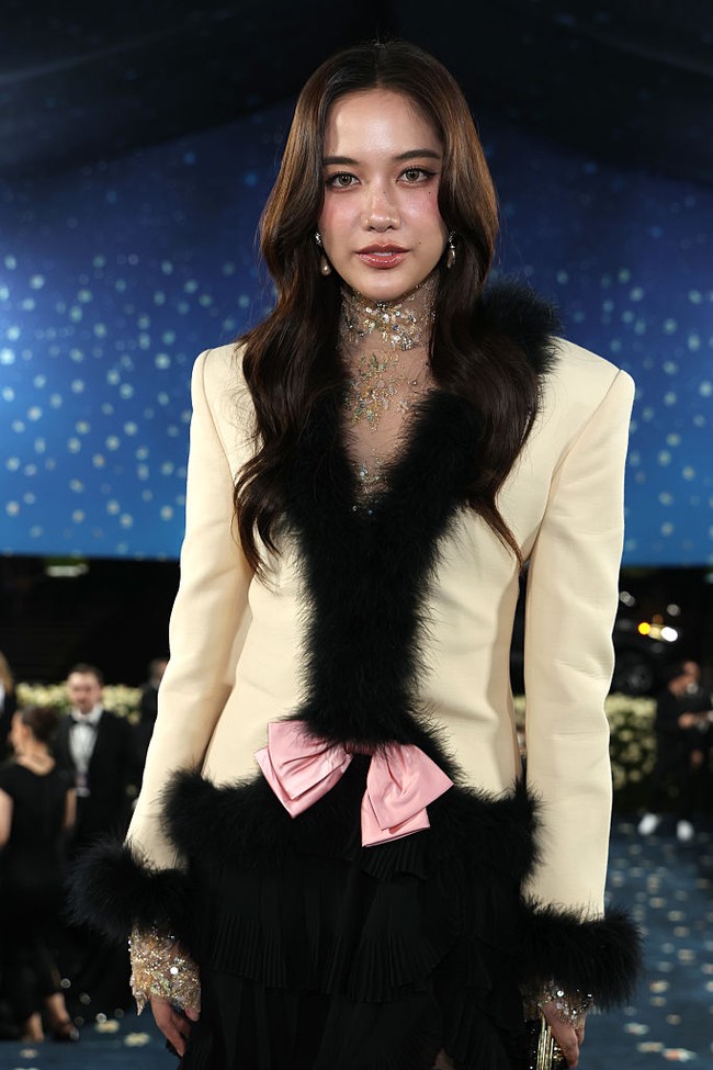 Finalis Miss Teen Thailand 2016 itu pun tampil dengan riasan flawless. Wajahnya tampak segar dengan pulasan lipstik coral dan blush on pink selagi rambutnya tergerai ikal. Foto: Getty Images/Jamie McCarthy