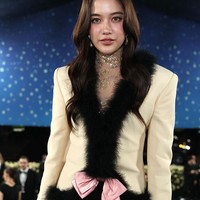 Finalis Miss Teen Thailand 2016 itu pun tampil dengan riasan flawless. Wajahnya tampak segar dengan pulasan lipstik coral dan blush on pink selagi rambutnya tergerai ikal. Foto: Getty Images/Jamie McCarthy