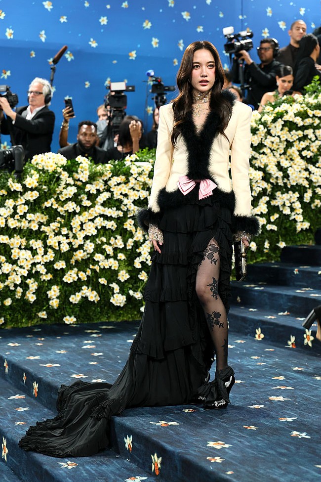 Met Gala 2025 diramaikan banyak bintang dunia. Thailand diwakili oleh aktris Freen yang dikenal lewat drama girls love bertajuk Gap: The Series. Foto: Getty Images/Jamie McCarthy