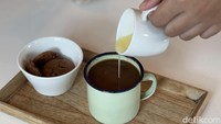Kopi tubruk tersebut disajikan dengan kental manis di wadah terpisah, sehingga bisa dicampur sesuai dengan selera. Foto: detikcom/Riska Fitria