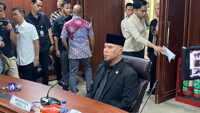 Ahmad Dhani saat diperiksa MKD DPR
