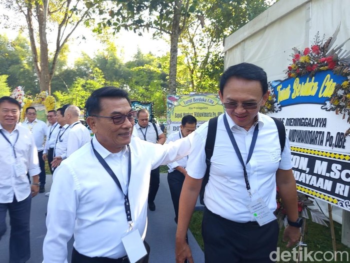 Ahok dan Moeldoko melayat mendiang Murdaya Poo di kaki Bukit Dagi Candi Borobudur, Magelang, Rabu (7/5/2025).