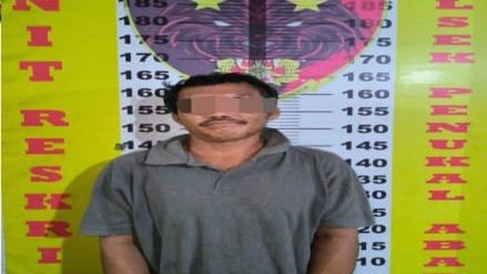 Alamsyah (44), pelaku kasus curat yang menjadi buronan saat ditangkap polisi.