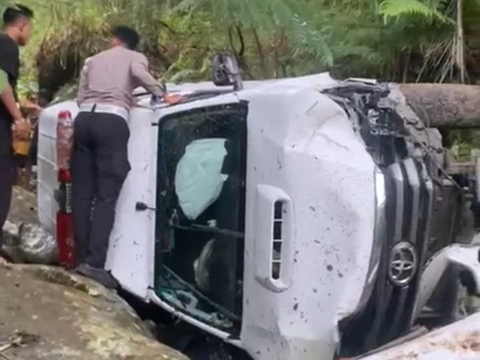 Ambulans terguling di Manggarai Timur, NTT, Rabu (7/5/2025).