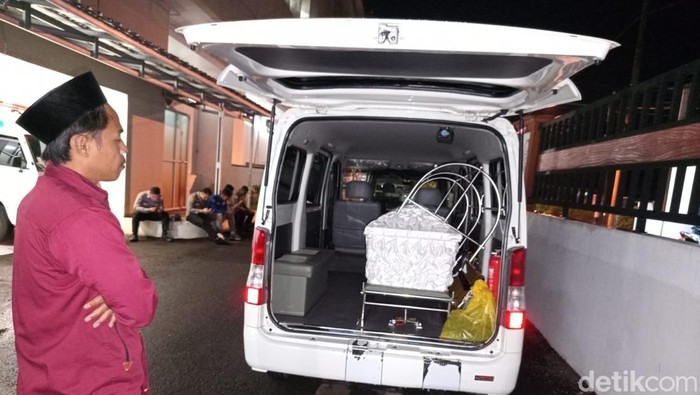 Ambulans yang membawa jenazah, Nely Suraya di RSUD RAA Tjokronegoro Purworejo, Rabu (7/5/2025) malam.