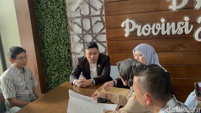 Anggota Komisi C DPRD Jawa Timur Fuad Benardi saat hearing dengan eks karyawan PT DSA