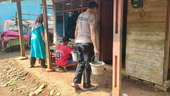 Anggota Polres Batang bersama masyarakat saat merenovasi rumah milik Nenek Latri di Desa Kaliwareng, Kecamatan Warungasem. Foto diunggah Rabu (7/5/2025).